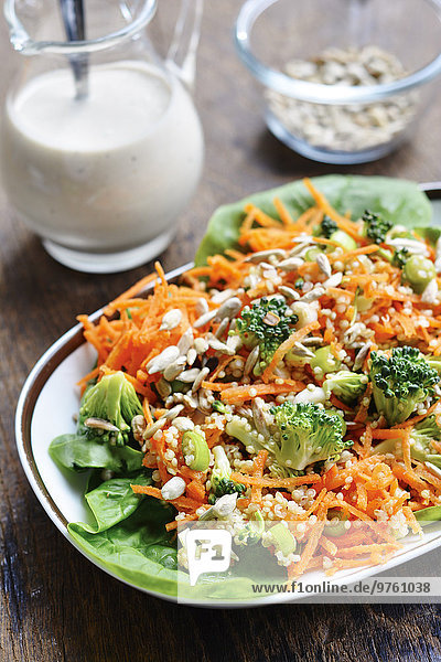 Quinoa-Salat mit Karotten  Brokkoli  Frühlingszwiebeln  Spinat und Sonnenblumenkernen mit Tahini-Dressing