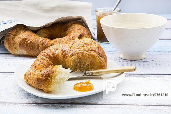 Französisches Frühstück mit Croissant,  Cafe au lait und Feigenmarmelade