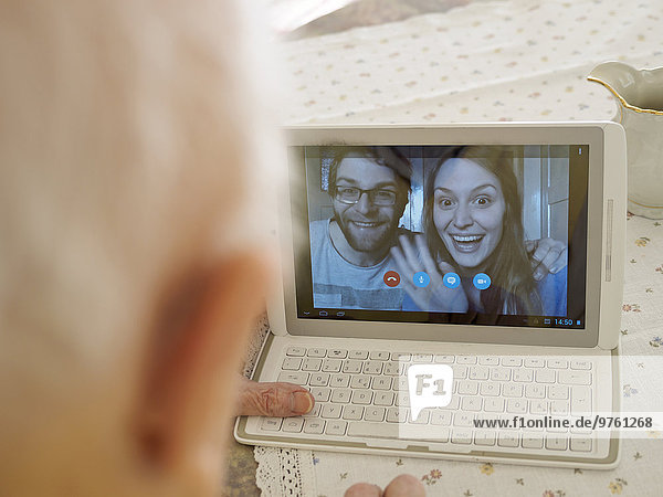 Großvater Videokonferenz mit Enkelkindern über digitales Tablett
