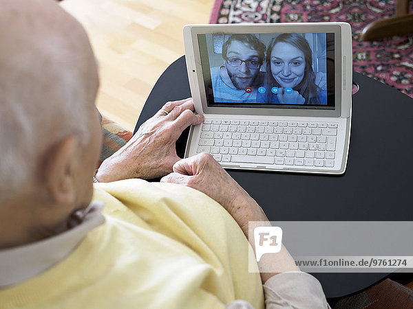 Großvater Videokonferenz mit Enkelkindern über digitales Tablett