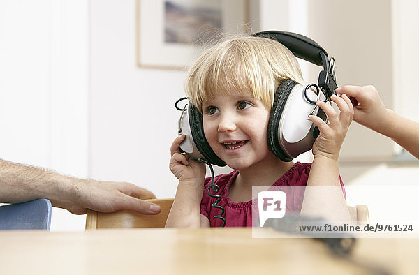 Kleines Mädchen hört Musik mit Kopfhörern