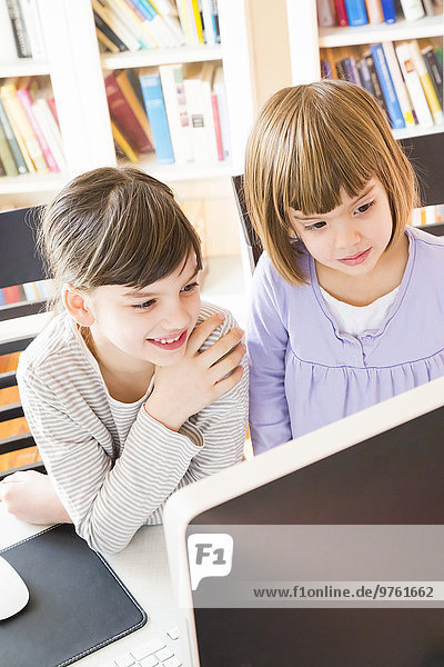 Zwei Schwestern verbringen Zeit zusammen am Computer
