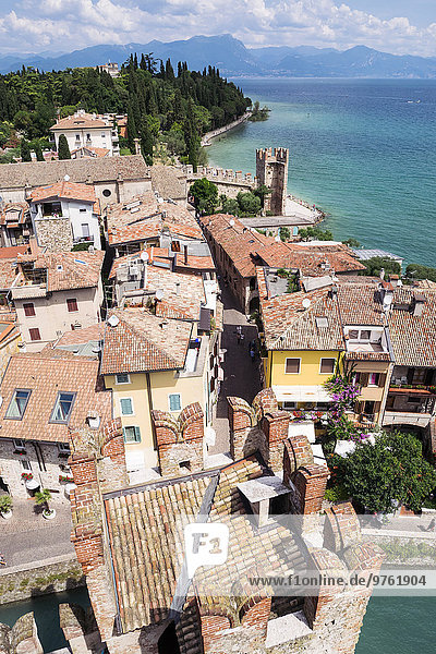 Italien  Lombardei  Provinz Brescia  Sirmione  Gardasee  Blick vom Schloss Scaliger aus