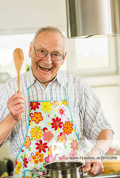 Glücklicher Seniorenkoch in der Küche