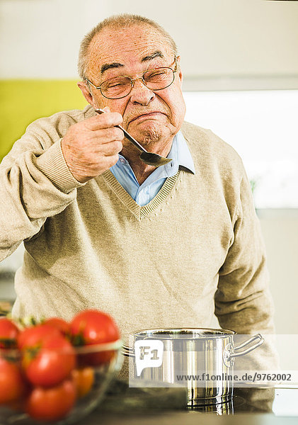Enttäuschte Seniorenverkostung aus dem Kochtopf in der Küche