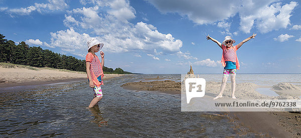 Estland  Peipus See  Kauksi Strand  digitales Composite von Mädchen im Flachwasser und am Strand