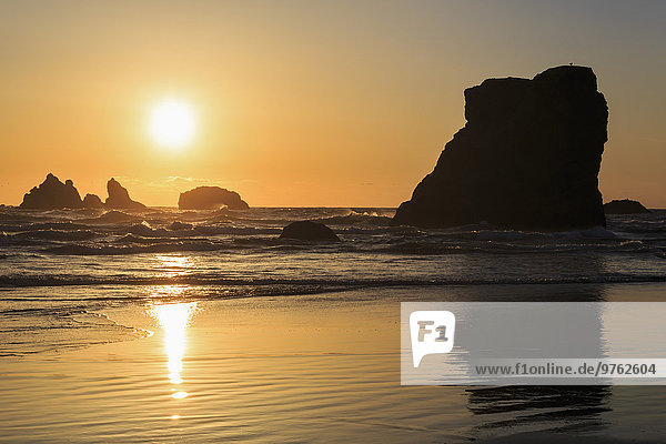 USA  Oregon  Bandon  Bandon Beach  Felsnadeln bei Sonnenuntergang