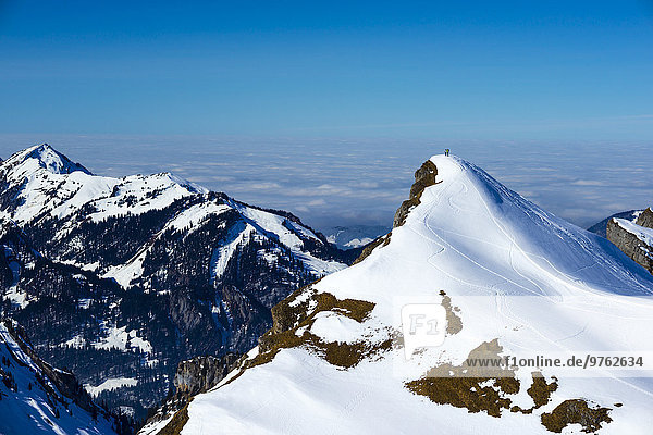 Deutschland  Bayern  Allgäu  Allgäuer Alpen  Paar steht im Winter auf dem Gipfel