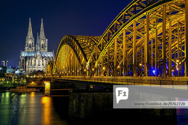 Deutschland  Köln  illuminierter Kölner Dom und Hohenzollernbrücke bei Nacht