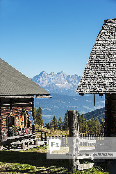 Austria  Altenmarkt-Zauchensee  couple at alpine cabin in mountainscape