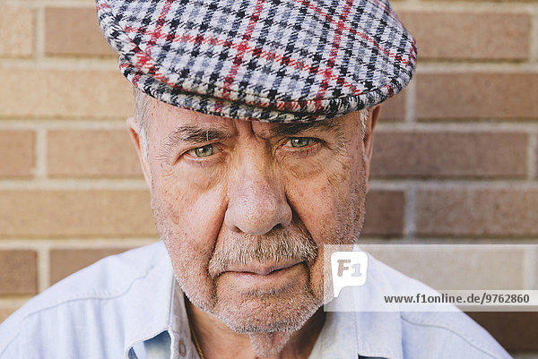Porträt eines ernsthaften alten Mannes mit Baskenmütze