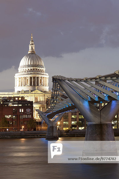 Millennium Bridge  St. Paul s Cathedral und Themse  London  England  Großbritannien  Europa