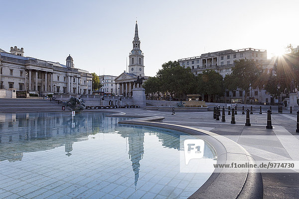 Brunnen mit Statue von Georg IV.  Nationalgalerie und St. Martin-in-the-Fields Kirche  Trafalgar Square  London  England  Großbritannien  Europa