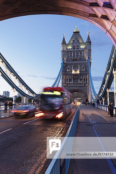 Roter Bus auf Tower Bridge  London  England  Großbritannien  Europa