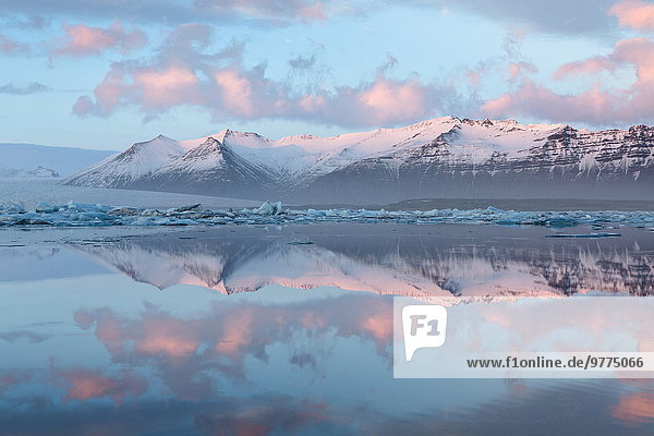 Nationalpark Panorama Wasser Berg Ecke Ecken Ruhe baden Beleuchtung Licht Eisberg Vatnajökull Ansicht Nachmittag Eis bedecken Island Jökulsárlón Lagune Schnee