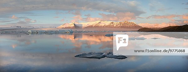 Nationalpark Panorama Wasser Berg Winter Ecke Ecken Ruhe baden Beleuchtung Licht spät Eisberg Vatnajökull Ansicht Nachmittag Eis bedecken Island Jökulsárlón Lagune Schnee