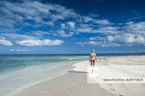 Frau gehen Strand weiß Sand Insel Pazifischer Ozean Pazifik Stiller Ozean Großer Ozean vorwärts Fiji