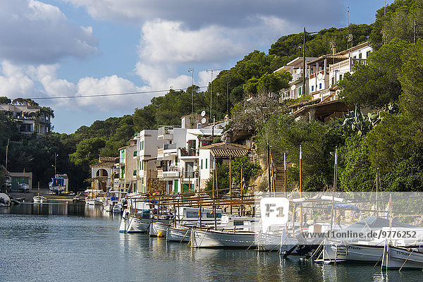 Europa Schönheit klein Boot angeln Mallorca Balearen Balearische Inseln Bucht Spanien