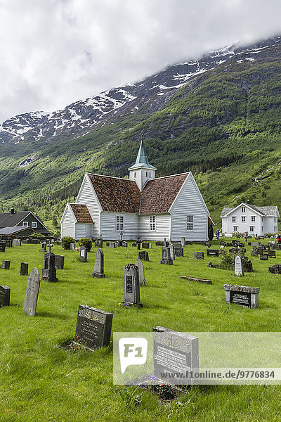 Europa Stadt Kirche frontal Norwegen Friedhof Skandinavien