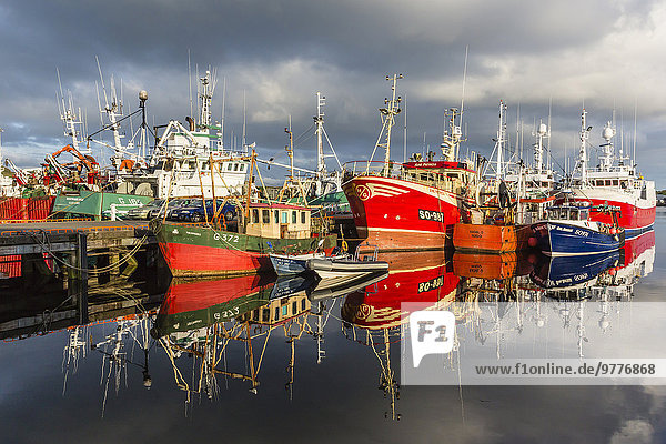 Hafen Europa Sonnenuntergang Spiegelung angeln schnell reagieren County Donegal Irland Killybegs Ulster