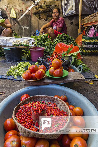 Fisch Pisces Frau Frische Frucht Gemüse Großstadt Hauptstadt verkaufen Insel Gewürz Südostasien Asien Flores Indonesien