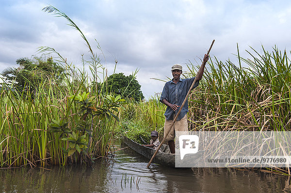 Mann Sohn klein Boot Afrika Madagaskar