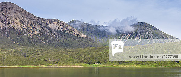 Wasser Europa Berg Großbritannien klein weiß Spiegelung Einsamkeit Jungvogel See unterhalb Isle of Skye Schottland
