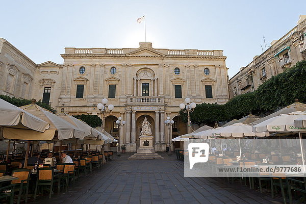 Valletta Hauptstadt Europa Cafe Monument frontal Quadrat Quadrate quadratisch quadratisches quadratischer Bibliotheksgebäude Außenaufnahme Königin Malta
