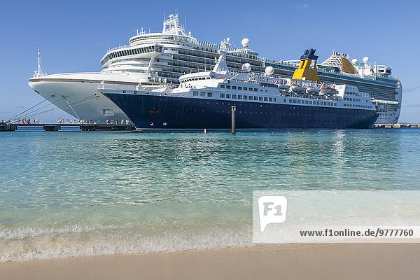 Strand weiß Schiff Sand Passagier Karibik Westindische Inseln Kreuzfahrtschiff Grand Turk Island aussteigen Turks- und Caicos-Inseln