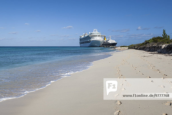 Strand Meer weiß Dock Schiff Sand Karibik Westindische Inseln Mittelamerika 2 Fußabdruck Kreuzfahrtschiff türkis Grand Turk Island Turks- und Caicos-Inseln
