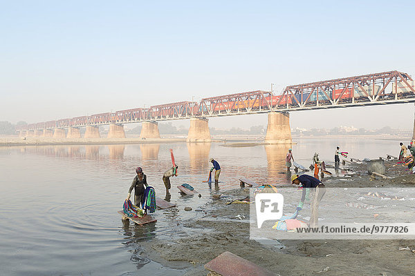Kleidung waschen Fluss ghat Agra Asien Indien Uttar Pradesh