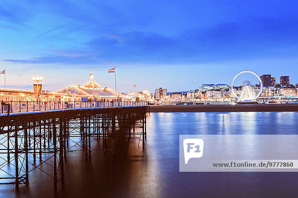 Europa Großbritannien Palast Schloß Schlösser Kai Brighton Abenddämmerung East Sussex England
