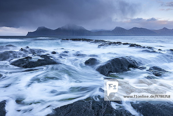 Wasserrand Europa Felsen schwarz Eysturoy Basalt Färöer-Inseln Wellen brechen