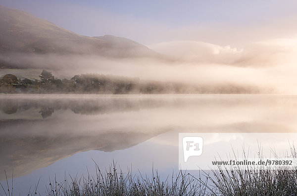 Nationalpark Europa Morgen Großbritannien über Dunst See Herbst Cumbria Ortsteil England
