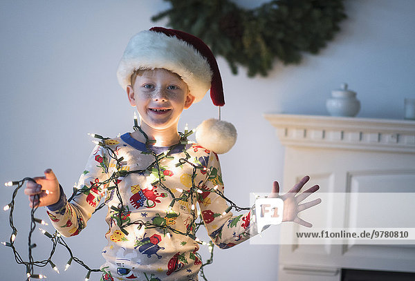 Portrait Junge - Person halten Beleuchtung Licht Weihnachten