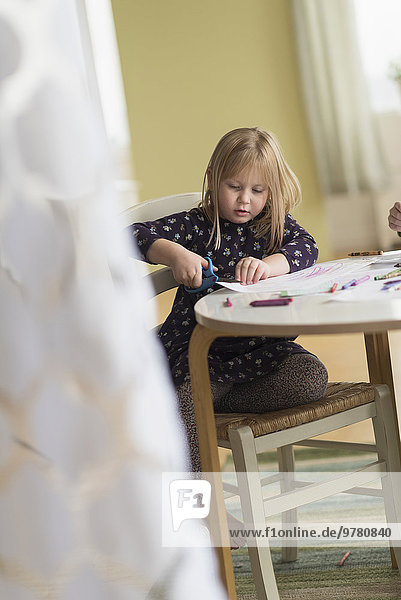Zimmer Mädchen Tisch spielen