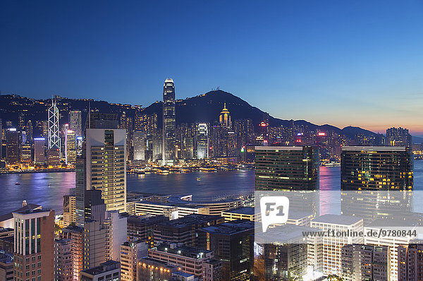 Skyline Skylines Insel Ansicht China Asien Abenddämmerung Hongkong