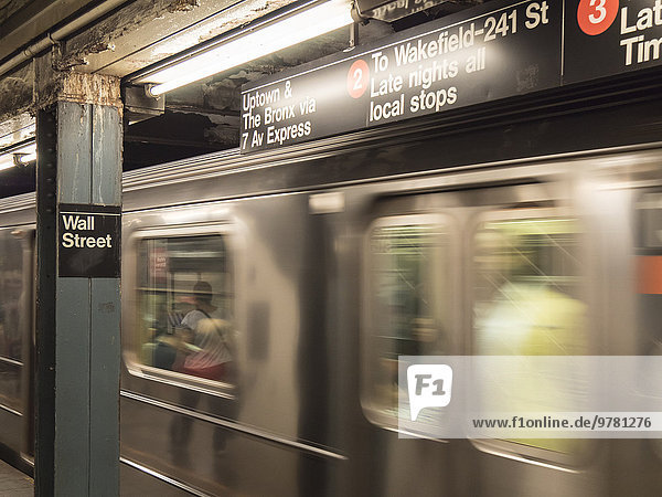 New York City Amerika Wand Straße Nordamerika Verbindung U-Bahn Manhattan Haltestelle Haltepunkt Station Zug