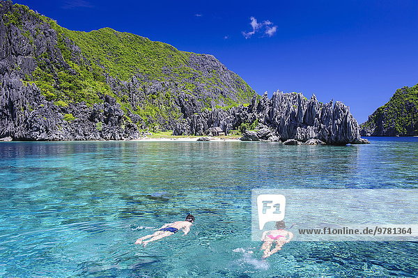 durchsichtig transparent transparente transparentes Wasser Tourist schwimmen Inselgruppe Philippinen Südostasien Asien Kristall