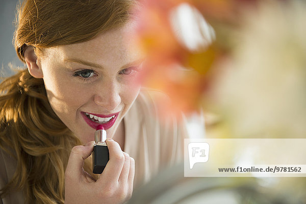 junge Frau junge Frauen eincremen verteilen Lippenstift auftragen