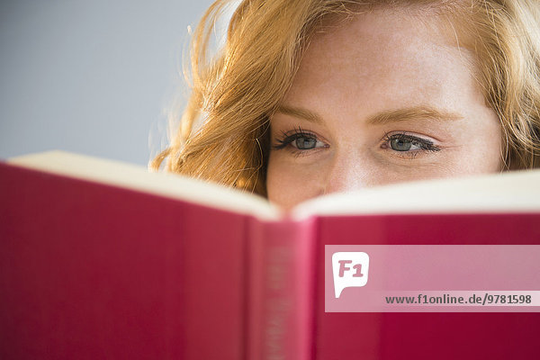 junge Frau junge Frauen Buch Taschenbuch vorlesen