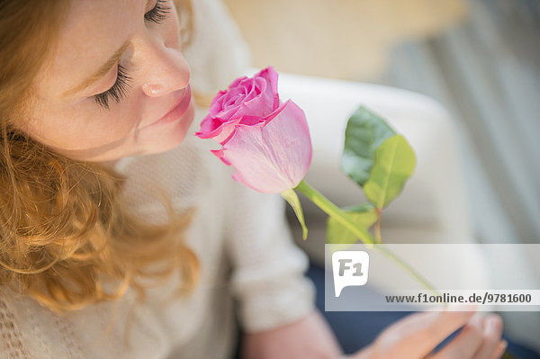 junge Frau junge Frauen stinken Rose riechen