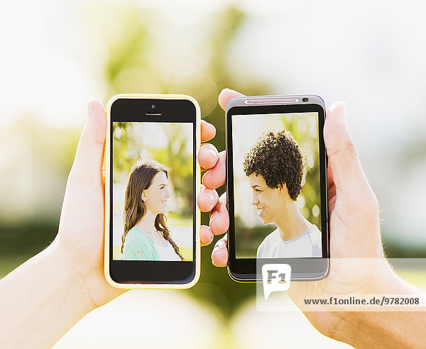 Jugendlicher Mann halten Fotografie Mädchen Smartphone
