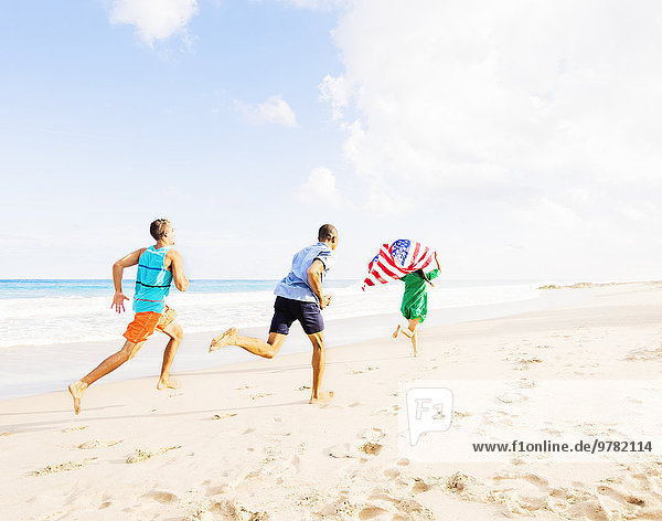 Mensch Menschen Strand rennen Fahne amerikanisch jung