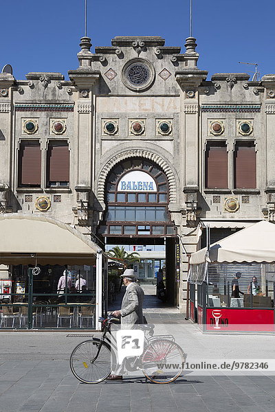 Europa Mann gehen Gebäude Kunst Nostalgie Fahrrad Rad Italien Toskana