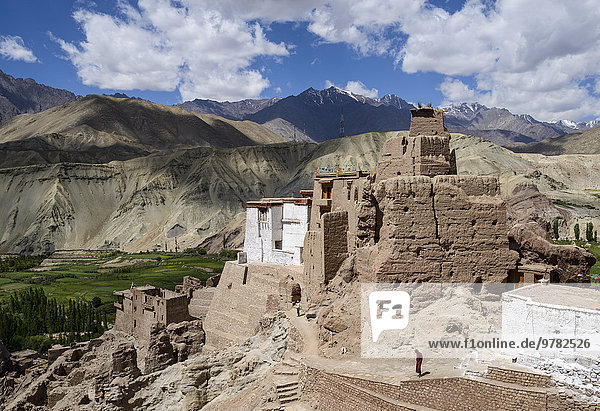 The 16th and 17th century fort and monastery at Basgo  Ladakh  Himalayas  India  Asia
