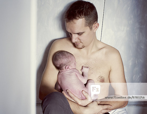 Vater mit neugeborenem Baby