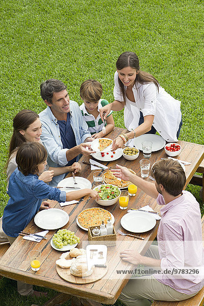 Familie und Freunde beim Picknick im Urlaub