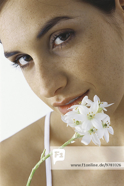 Junge Frau mit weißen Blumen  Portrait