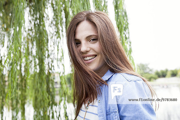 Young woman smiling outdoors  portrait